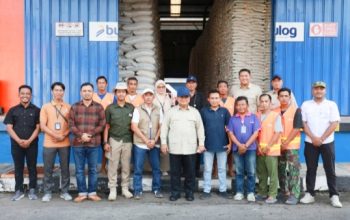 Di Tengah Sidak Gudang Bulog di Magelang, Prabowo Sapa dan Foto Bareng Pegawai