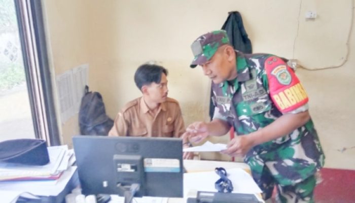 Babinsa Koramil 2305/Cinangka Laksanakan Pendataan Akta Kelahiran dan Bansos di Wilayah Binaan