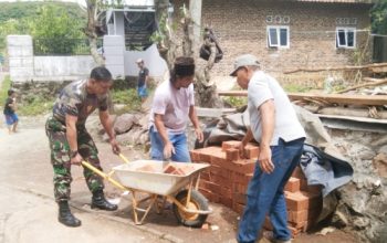 Babinsa Koramil 2307/Ciwandan Gotong Royong Bersama Warga Bangun Rumah di Dua Kelurahan