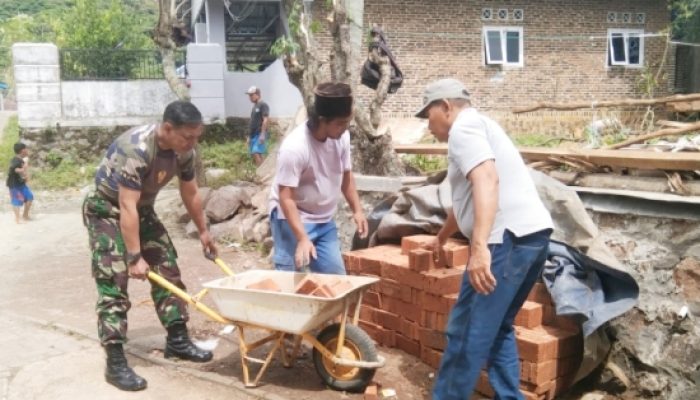 Babinsa Koramil 2307/Ciwandan Gotong Royong Bersama Warga Bangun Rumah di Dua Kelurahan