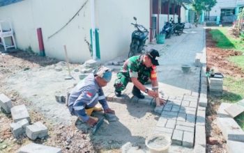 Babinsa Koramil 2303/Pulomerak Bersama Warga Laksanakan Karya Bakti Pemasangan Paving Blok dan Pondasi