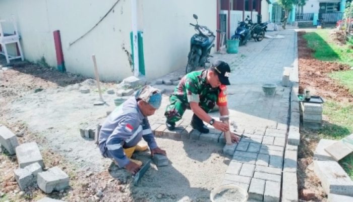 Babinsa Koramil 2303/Pulomerak Bersama Warga Laksanakan Karya Bakti Pemasangan Paving Blok dan Pondasi