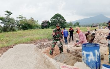 Babinsa Koramil 2304/Anyar Gotong Royong Bantu Pembangunan Jembatan dan Irigasi Bersama Warga