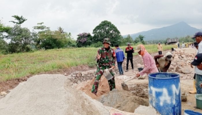 Babinsa Koramil 2304/Anyar Gotong Royong Bantu Pembangunan Jembatan dan Irigasi Bersama Warga