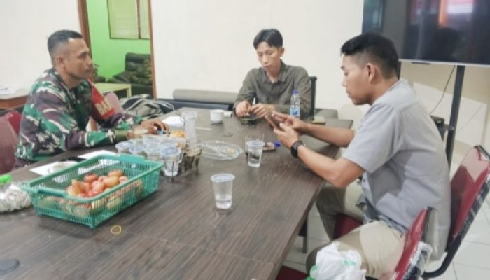 Babinsa Koramil 2302/Bojonegara Gencarkan Komsos, Bahas Keamanan dan Gotong Royong Warga