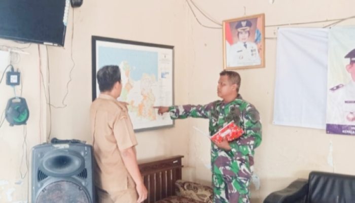 Babinsa Koramil 2306/Mancak Laksanakan Pendataan Kependudukan dan Kewilayahan di Dua Desa