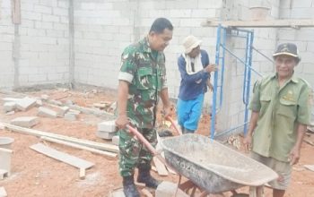 Babinsa Koramil 2305/Cinangka Gotong Royong Bantu Pembangunan Rumah Warga