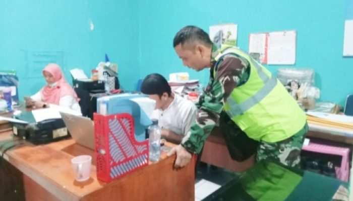 Babinsa Koramil 2302/Bojonegara Gotong Royong Bantu Pembangunan Rumah Warga