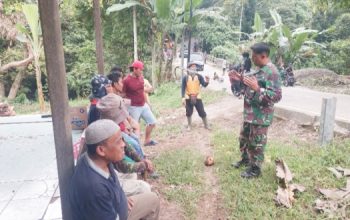 Babinsa Koramil 2306/Mancak Perkuat Komsos, Bahas Gotong Royong dan Siskamling Bersama Warga