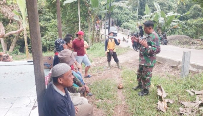 Babinsa Koramil 2306/Mancak Perkuat Komsos, Bahas Gotong Royong dan Siskamling Bersama Warga