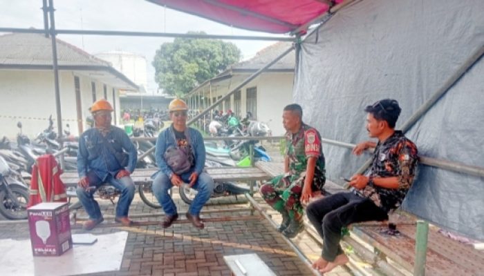Babinsa Koramil 2303/Pulomerak Intensifkan Komsos, Bahas Keamanan Kerja dan Program Pembangunan
