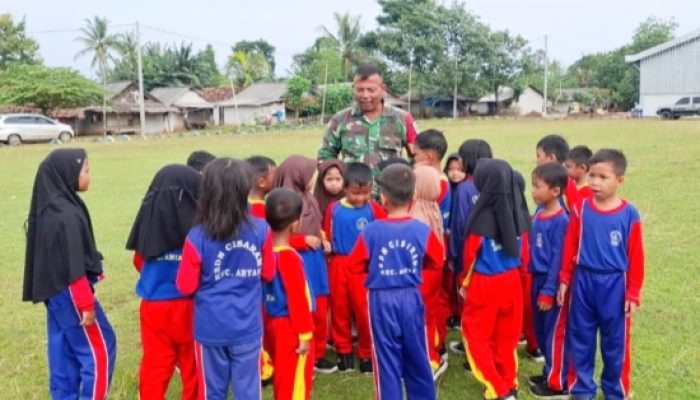 Babinsa Koramil 2304/Anyar Bina Generasi Muda Melalui Kegiatan di Sekolah Dasar