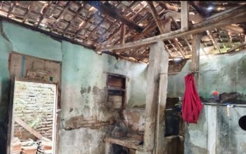 Rumah Nyaris Roboh di Pulomerak Dibongkar Satgas TMMD 128, Ibu Wati Menangis Haru Dapat Bantuan TNI