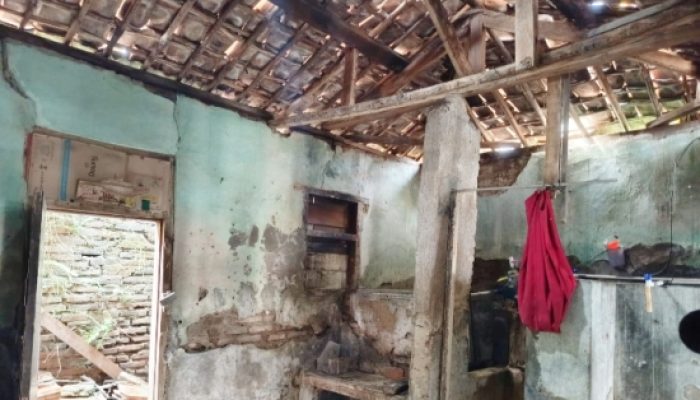 Rumah Nyaris Roboh di Pulomerak Dibongkar Satgas TMMD 128, Ibu Wati Menangis Haru Dapat Bantuan TNI