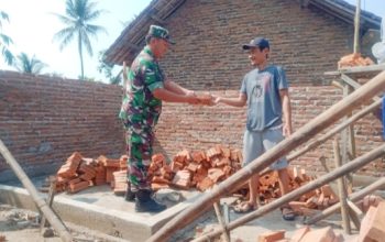 Babinsa Koramil 2306/Mancak Kompak Bantu Warga Bangun Rumah dan Cor Jalan di Dua Desa