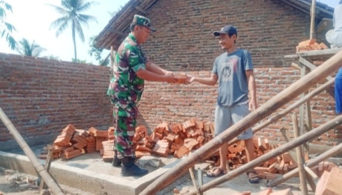 Babinsa Koramil 2306/Mancak Kompak Bantu Warga Bangun Rumah dan Cor Jalan di Dua Desa