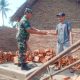 Babinsa Koramil 2306/Mancak Kompak Bantu Warga Bangun Rumah dan Cor Jalan di Dua Desa