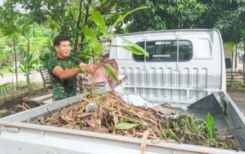 Aksi Nyata Babinsa Pulomerak: Bersihkan Sampah hingga Bangun Pondasi Koperasi Bersama Warga