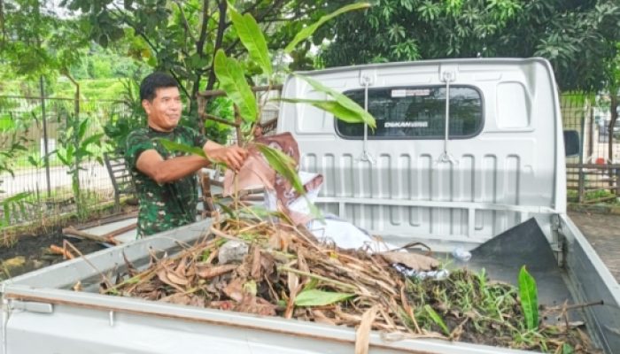 Aksi Nyata Babinsa Pulomerak: Bersihkan Sampah hingga Bangun Pondasi Koperasi Bersama Warga