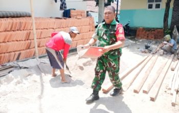Babinsa Koramil 2307/Ciwandan Gotong Royong Bantu Pembangunan Rumah Warga di Citangkil
