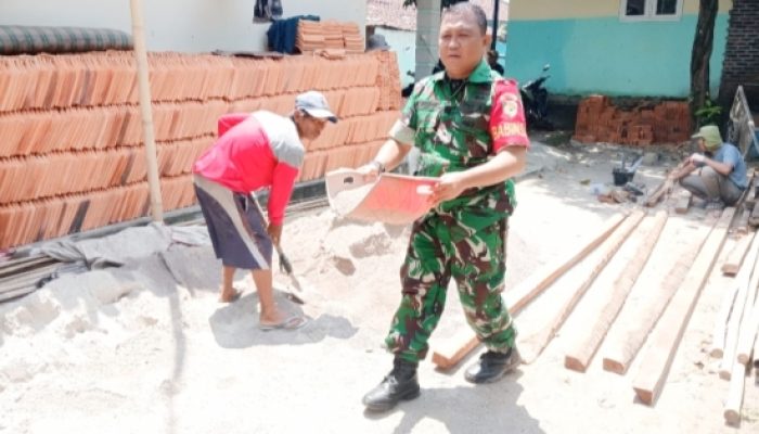 Babinsa Koramil 2307/Ciwandan Gotong Royong Bantu Pembangunan Rumah Warga di Citangkil