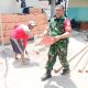 Babinsa Koramil 2307/Ciwandan Gotong Royong Bantu Pembangunan Rumah Warga di Citangkil