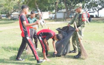 Babinsa Koramil 2304/Anyar Bersama Muspika dan Pelajar Gelar Aksi Bersih Jalan dan Pantai
