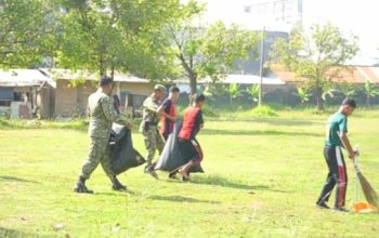 Babinsa Koramil 2304/Anyar dan Pelajar SMPN 1 Anyar Melaksanakan Kegiatan Pembersihan Area Pantai Mandalika