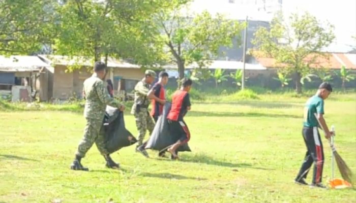 Babinsa Koramil 2304/Anyar dan Pelajar SMPN 1 Anyar Melaksanakan Kegiatan Pembersihan Area Pantai Mandalika