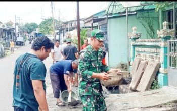 Babinsa Koramil 2301/Cilegon Giat Karya Bakti Bersihkan Jalan dan Drainase di Dua Wilayah Jombang