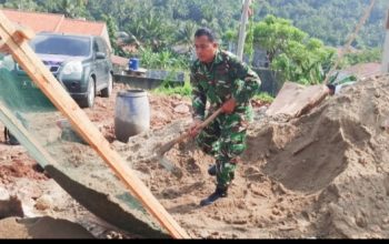Babinsa Koramil 2305/Cinangka Gotong Royong Bangun Pondasi Rumah dan Cor Drainase Warga