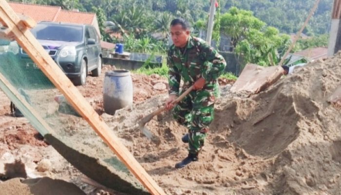 Babinsa Koramil 2305/Cinangka Gotong Royong Bangun Pondasi Rumah dan Cor Drainase Warga