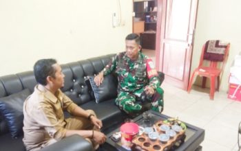 Babinsa Koramil 2302/Bojonegara Intensifkan Komsos Bahas Keamanan dan Gotong Royong Warga