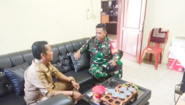 Babinsa Koramil 2302/Bojonegara Intensifkan Komsos Bahas Keamanan dan Gotong Royong Warga