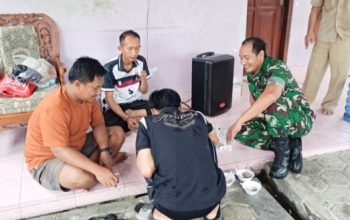 Babinsa Pulomerak Gencarkan Komsos, Bahas Keamanan Lingkungan dan Pemanfaatan Program TMMD