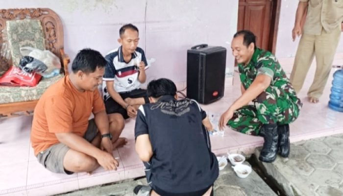 Babinsa Pulomerak Gencarkan Komsos, Bahas Keamanan Lingkungan dan Pemanfaatan Program TMMD