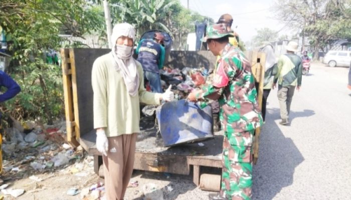 Babinsa Koramil 2302/Bojonegara Gencarkan Karbak, Bersihkan Sampah dan Sungai Bersama Warga