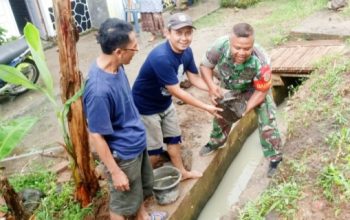 Babinsa Koramil 2306/Mancak Bersama Warga Laksanakan Karya Bakti di Dua Desa