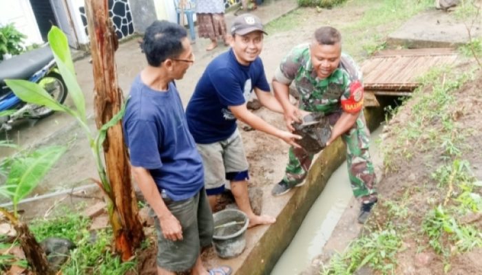Babinsa Koramil 2306/Mancak Bersama Warga Laksanakan Karya Bakti di Dua Desa