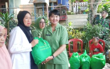 Persit KCK Kodim 0623/Cilegon Dukung Program Pemerintah, Salurkan Bantuan Gizi untuk Tekan Stunting di TMMD 128