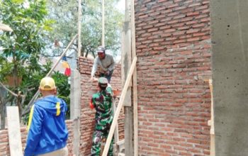 Babinsa Koramil 2303/Pulomerak Gencarkan Karya Bakti, Bangun Rumah dan Posyandu Bersama Warga