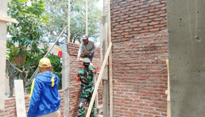 Babinsa Koramil 2303/Pulomerak Gencarkan Karya Bakti, Bangun Rumah dan Posyandu Bersama Warga