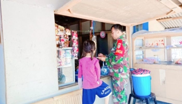 Babinsa Koramil 2305/Cinangka Monitoring Harga Sembako, Jaga Stabilitas Ekonomi Warga