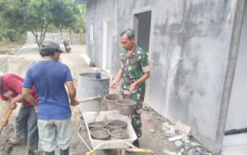 Babinsa Koramil 2307/Ciwandan Gencarkan Karya Bakti, Bangun Rumah dan Bersihkan Lingkungan Bersama Warga