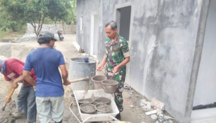 Babinsa Koramil 2307/Ciwandan Gencarkan Karya Bakti, Bangun Rumah dan Bersihkan Lingkungan Bersama Warga