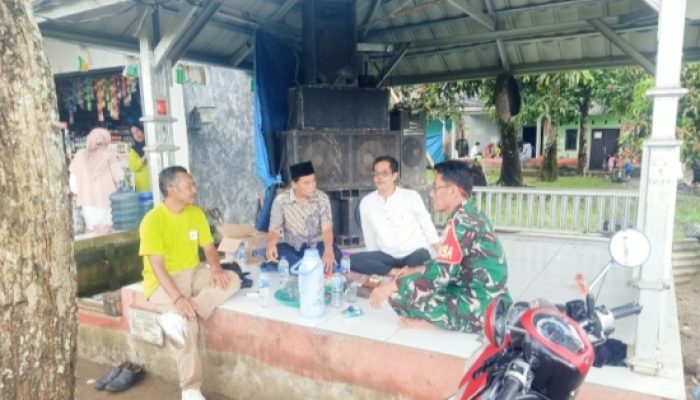 Babinsa Koramil 2305/Cinangka Gencarkan Komsos, Bahas Kenakalan Remaja dan Kebersihan Lingkungan