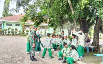 Babinsa Koramil 2303/Pulomerak Tanamkan Disiplin dan Mental Generasi Muda Lewat Bintahwil di Sekolah