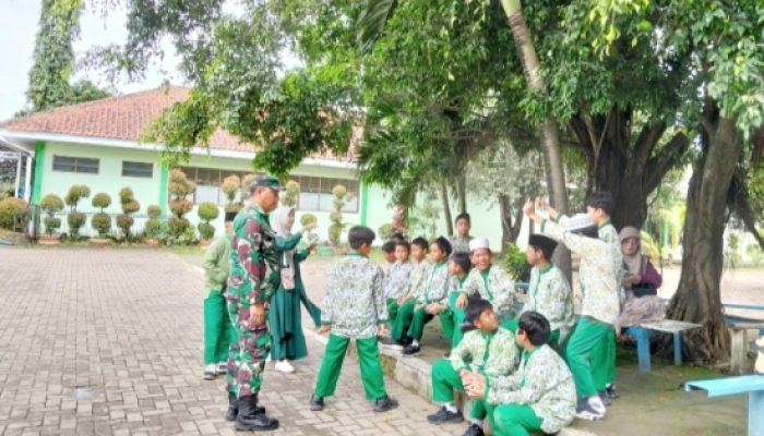 Babinsa Koramil 2303/Pulomerak Tanamkan Disiplin dan Mental Generasi Muda Lewat Bintahwil di Sekolah