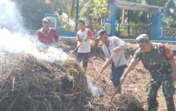Babinsa Koramil 2304/Anyar Bersama Warga Gelar Karya Bhakti, Bersihkan Masjid dan Lingkungan