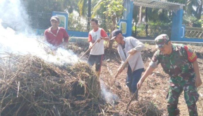 Babinsa Koramil 2304/Anyar Bersama Warga Gelar Karya Bhakti, Bersihkan Masjid dan Lingkungan